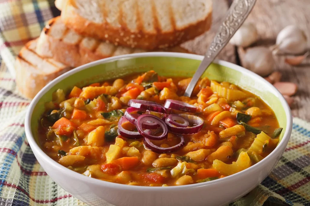 Ribollita — Toscaanse bonen-groentesoep met brood en boerenkool