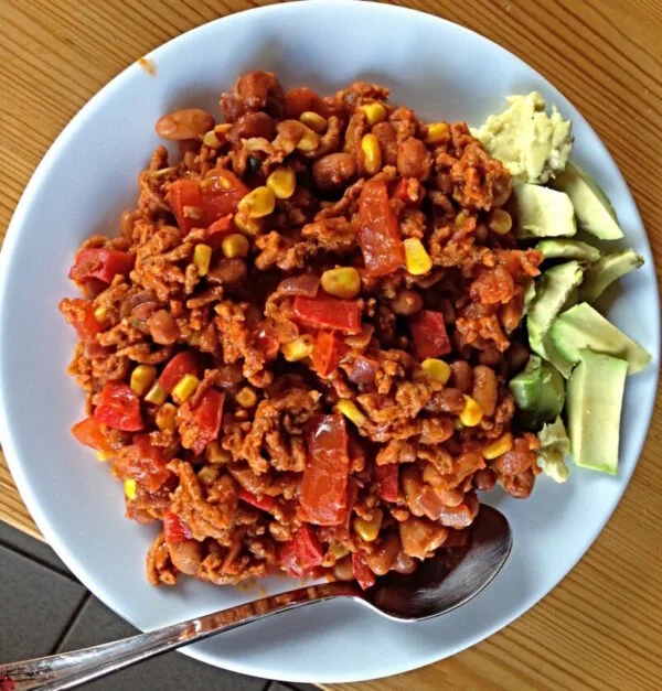 Chili sin carne met bonen, maïs, paprika en plakjes avocado