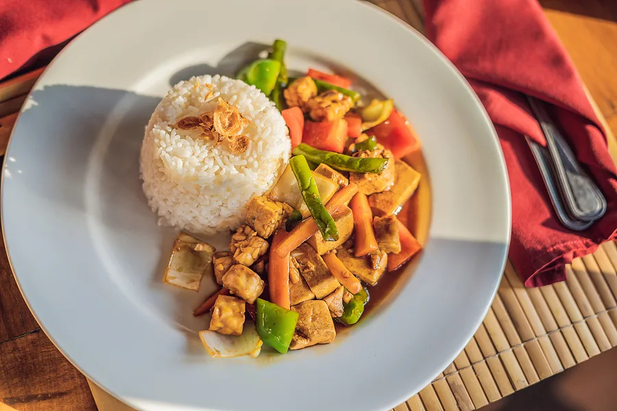 Gado gado met tempeh, groente, ei en pindasaus op een schaal
