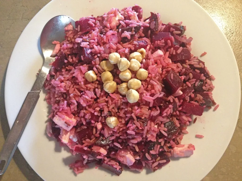 Rijstsalade met rode biet, feta, rode ui en hazelnoten