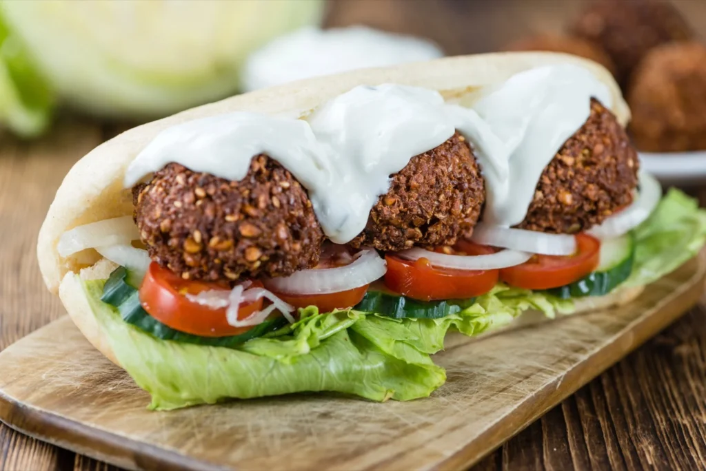Goudbruine zelfgemaakte falafel met een groene binnenkant van verse kruiden