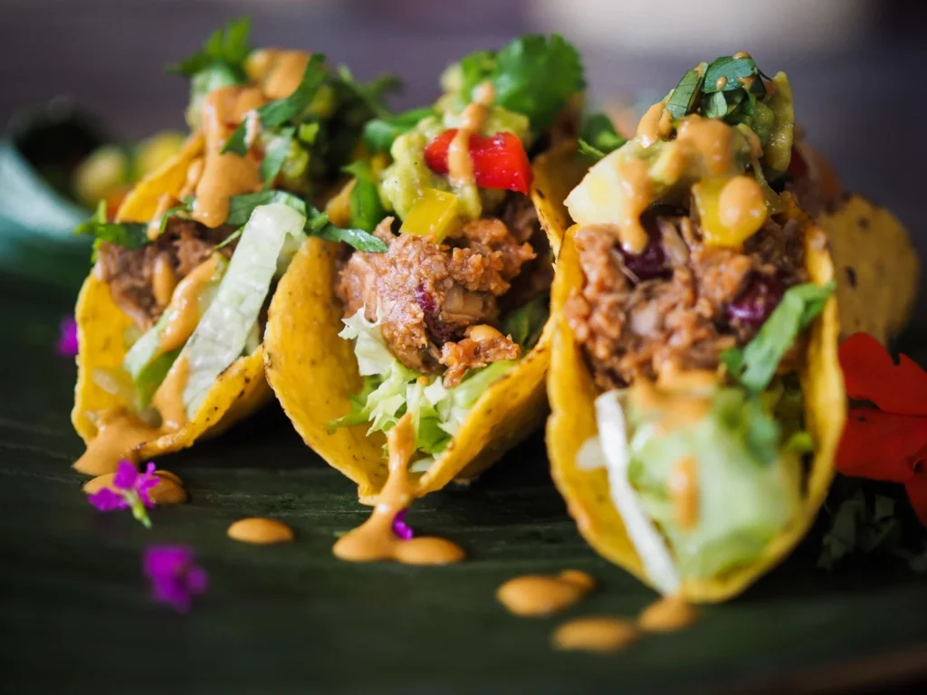 Taco's gevuld met jackfruit, rode ui, koriander en limoen