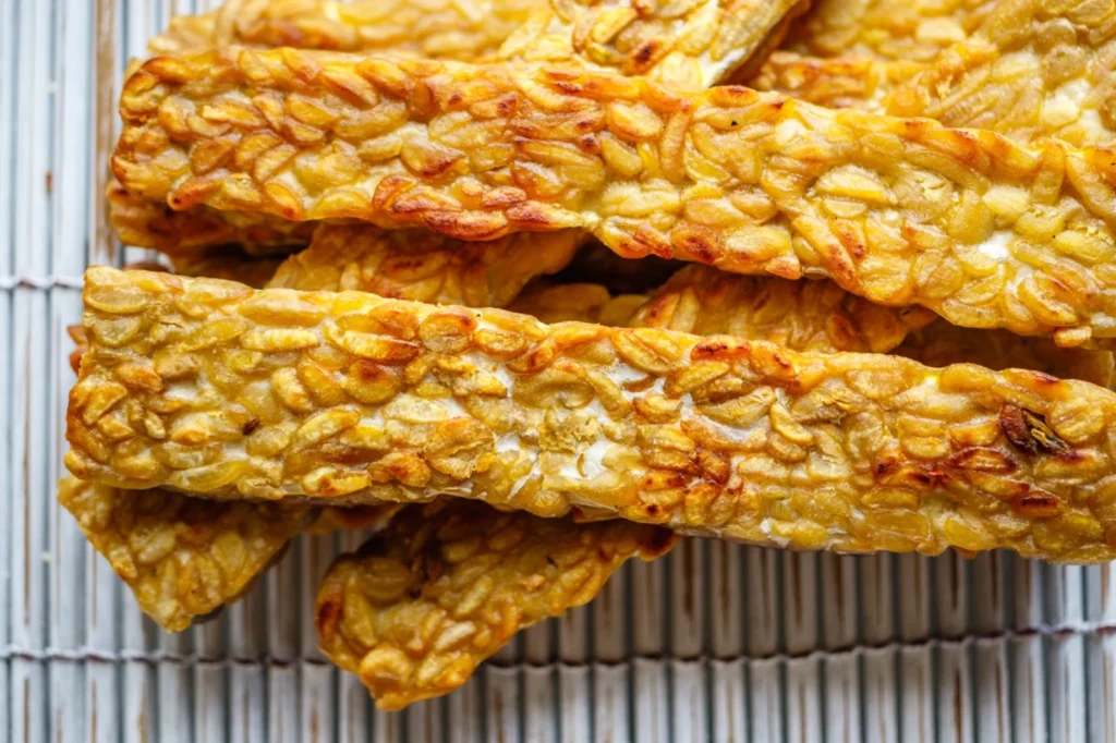 Krokant gebakken tempehreepjes, diep goudbruin