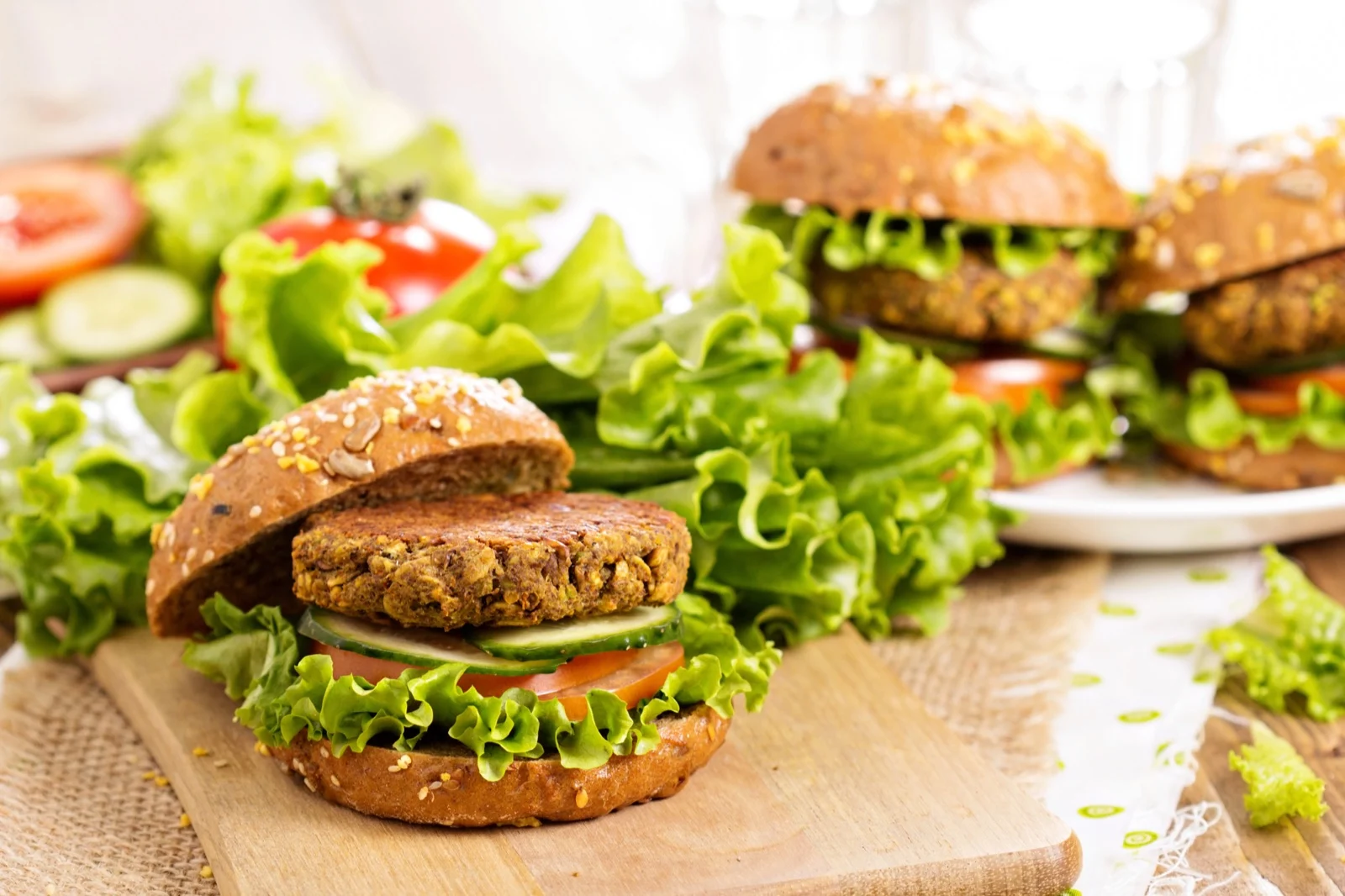 Zelfgemaakte linzenburger op een broodje met groenten