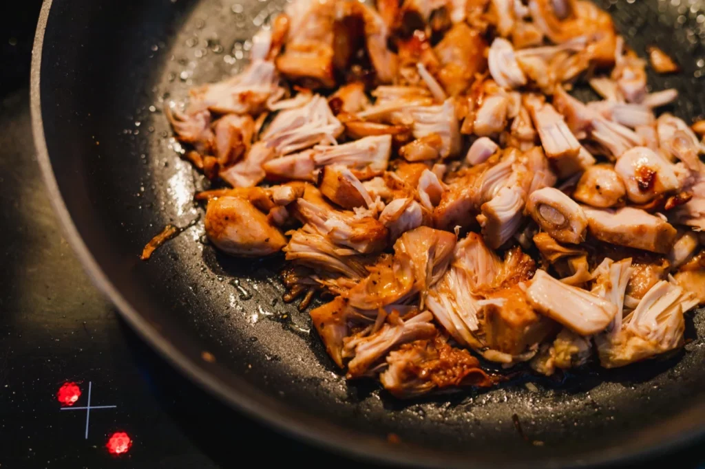 Pulled jackfruit met gekaramelliseerde randjes in barbecuesaus
