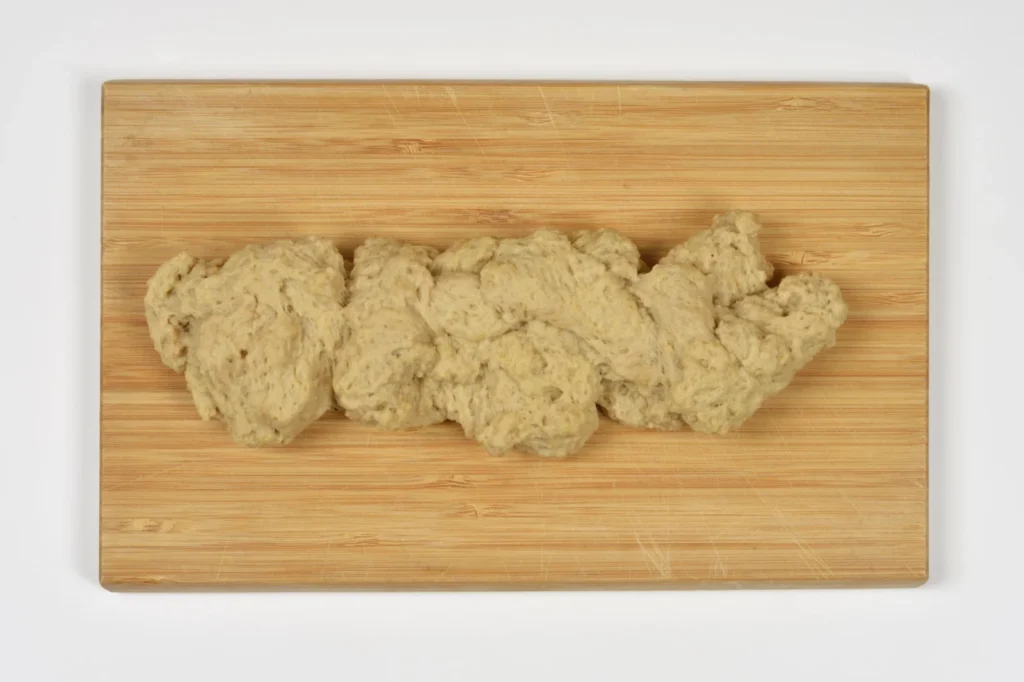 Zelfgemaakte seitan in plakken gesneden op een snijplank