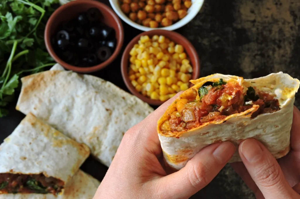 Vegan shoarmareepjes van seitan met krokante randjes in pitabrood