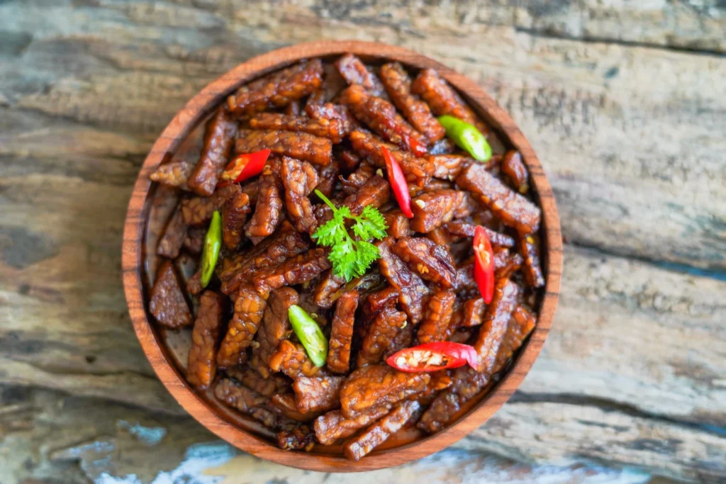 Krokante plakjes tempeh met een sticky ketjapglaze, Indonesische stijl