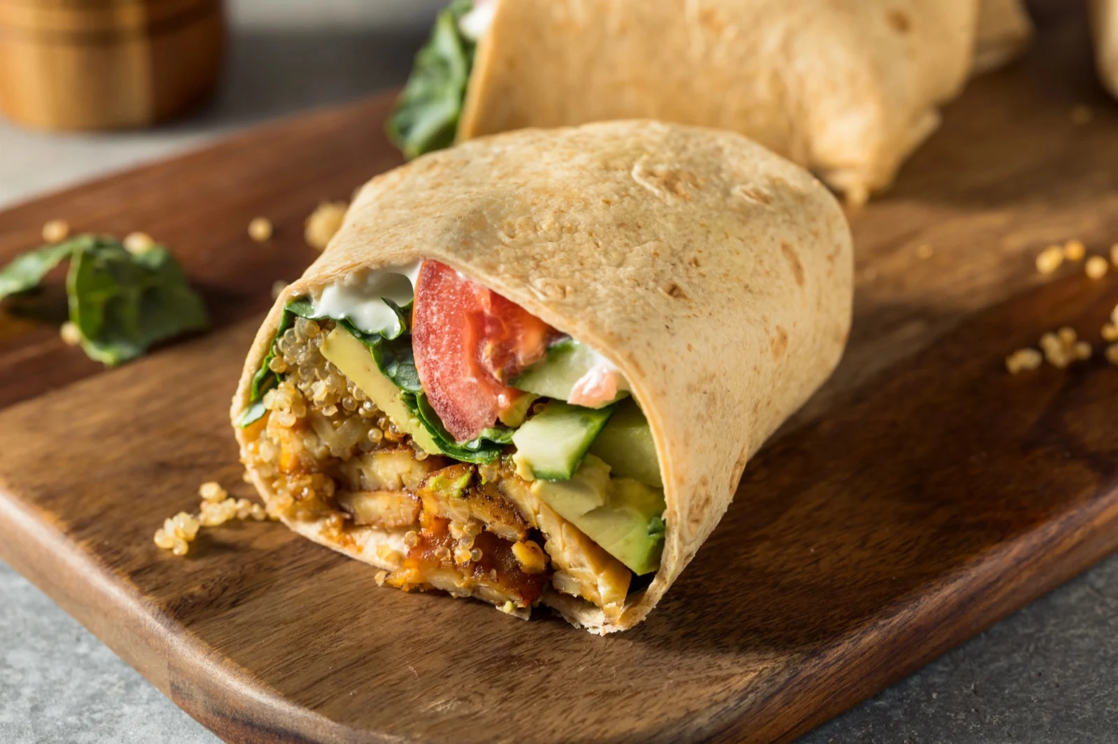 Wrap met smoky tempehreepjes, knapperige groenten en saus