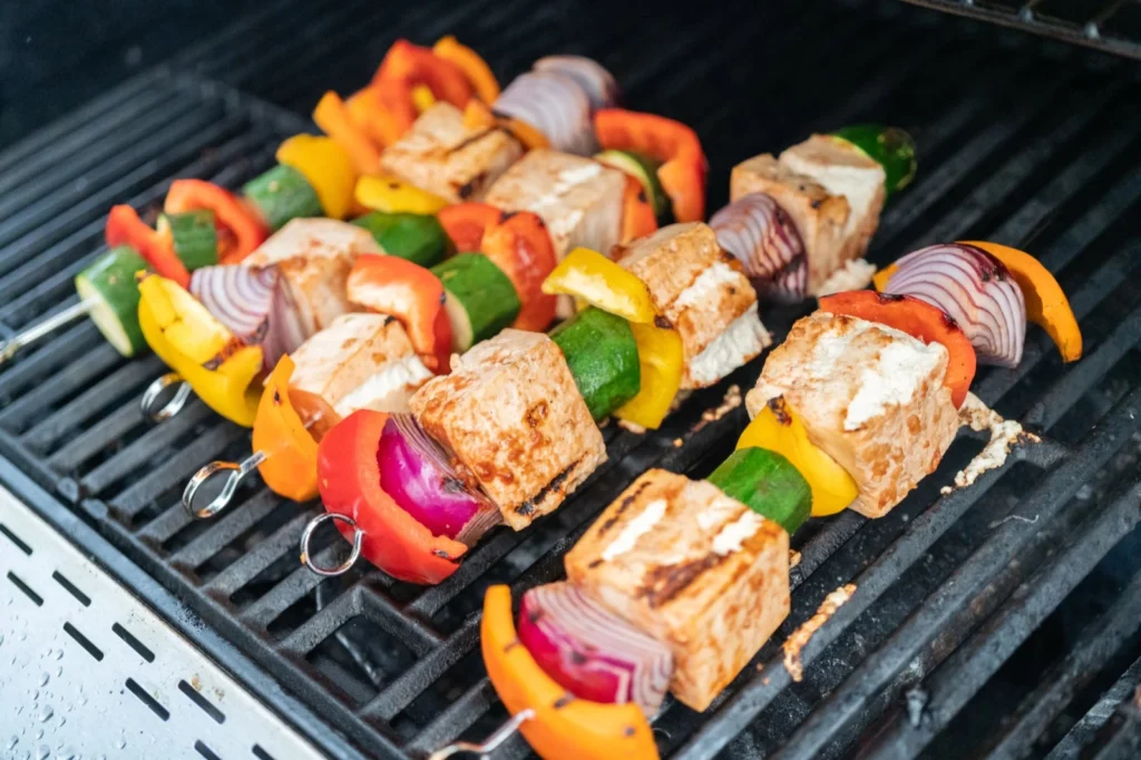 Gegrilde tofu-spiesjes met groenten van de barbecue