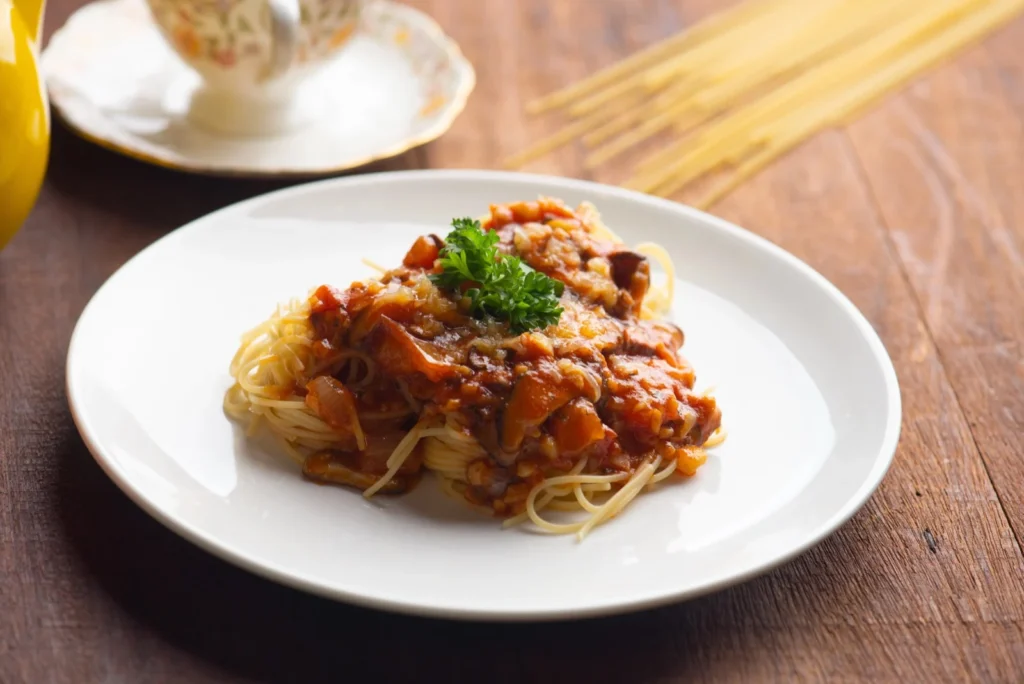 Vegetarische bolognese van champignon-walnootgehakt op pasta