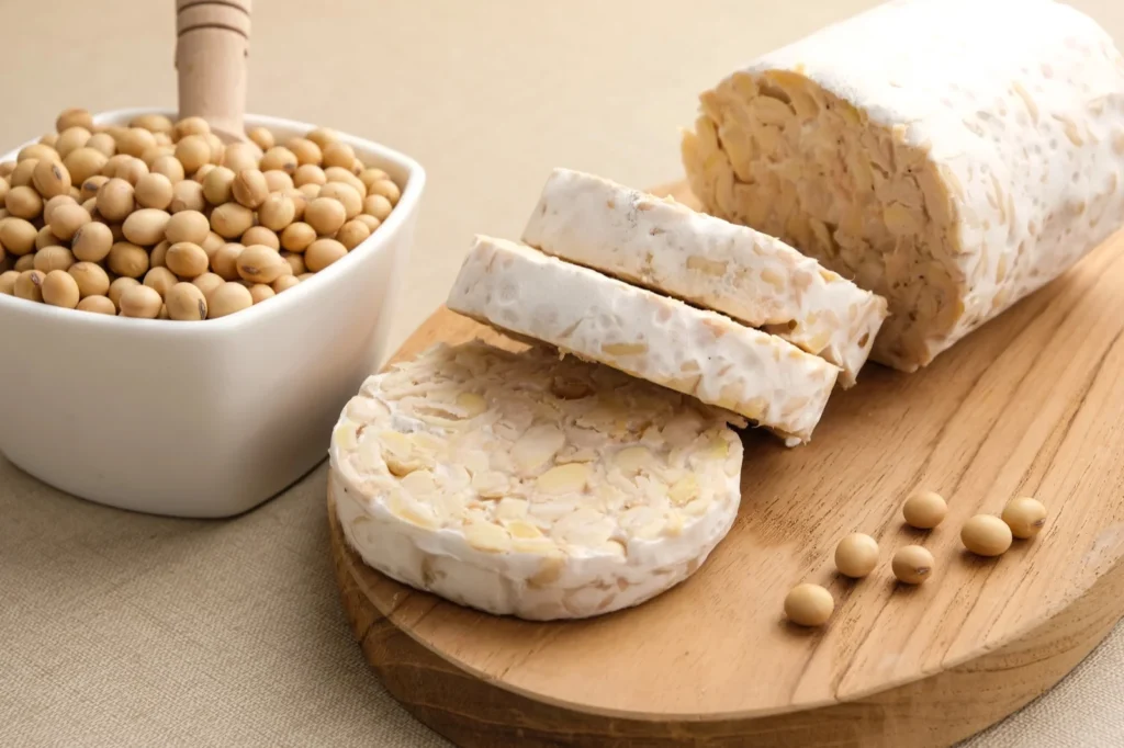 Zelfgekweekte tempeh: sojabonen verbonden door wit mycelium