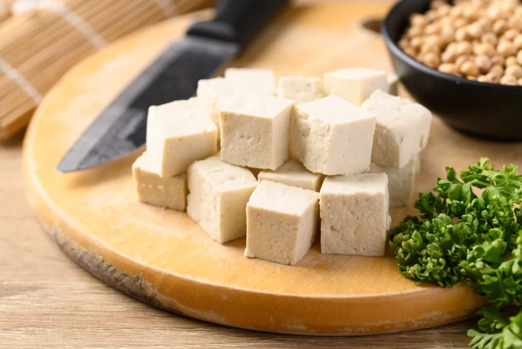 Zelfgemaakte verse tofu in een blok, gestremd van sojamelk